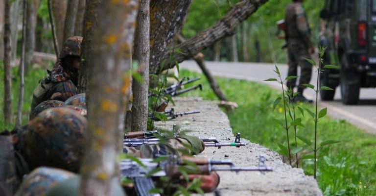 কাশ্মীরের ভারতীয় কর্নেল, মেজরসহ ৫ সেনা নিহত