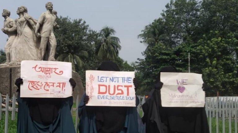 মহানবীকে (সা.)-কে অবমাননার প্রতিবাদে ঢাবিতে তিন ছাত্রীর অভিনব প্রতিবাদ