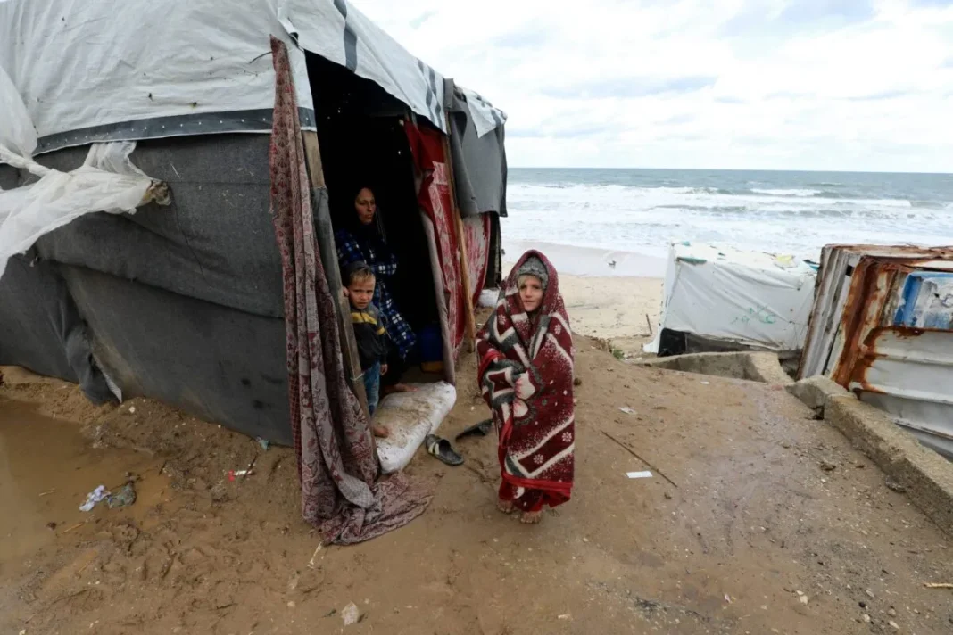 AA-20241126-36298005-36297954-SEAWATER_FLOODS_THE_TENTS_OF_DISPLACED_PALESTINIANS_IN_GAZA-scaled-e1733670998908