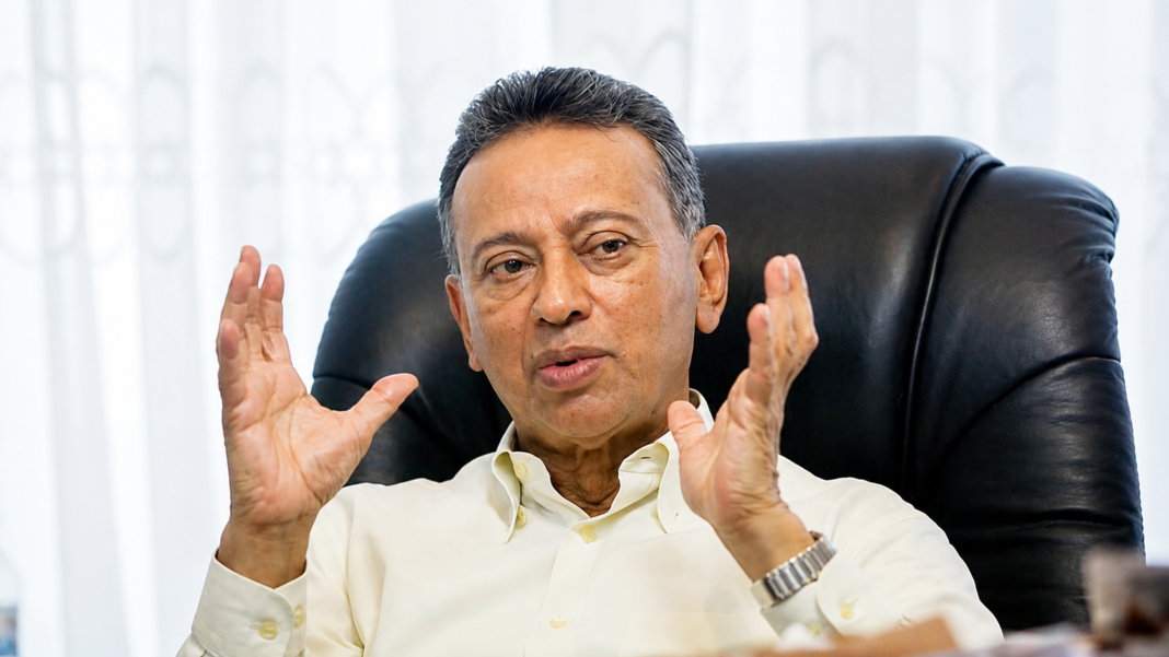 অর্থমন্ত্রী আমির খসরু